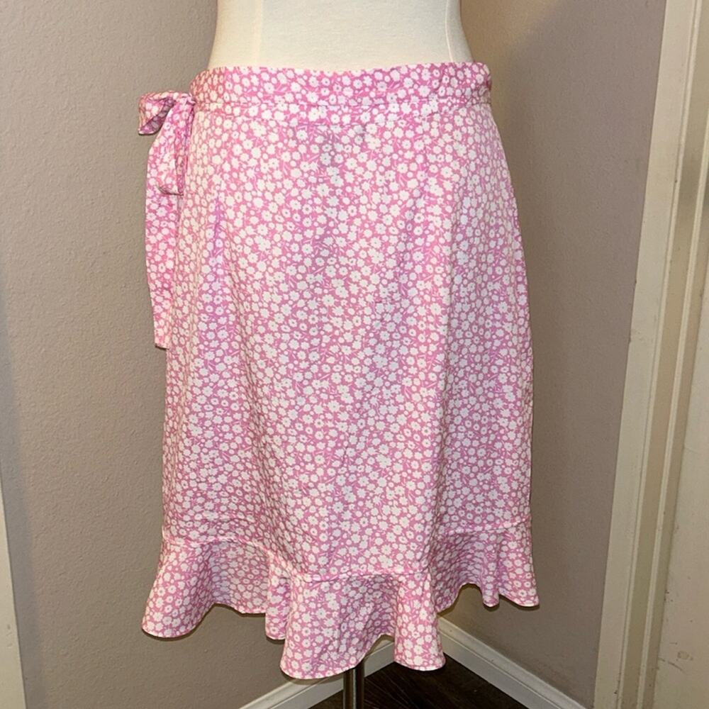 Wrap short skirt, pink with white flowers, size medium - Picture 2 of 13